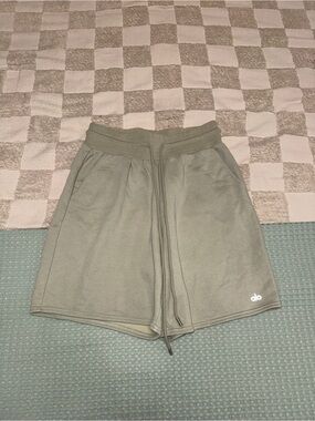 NWOT Alo Yoga Chill Short M